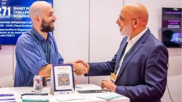 Exhibitor and Visitor shaking hands